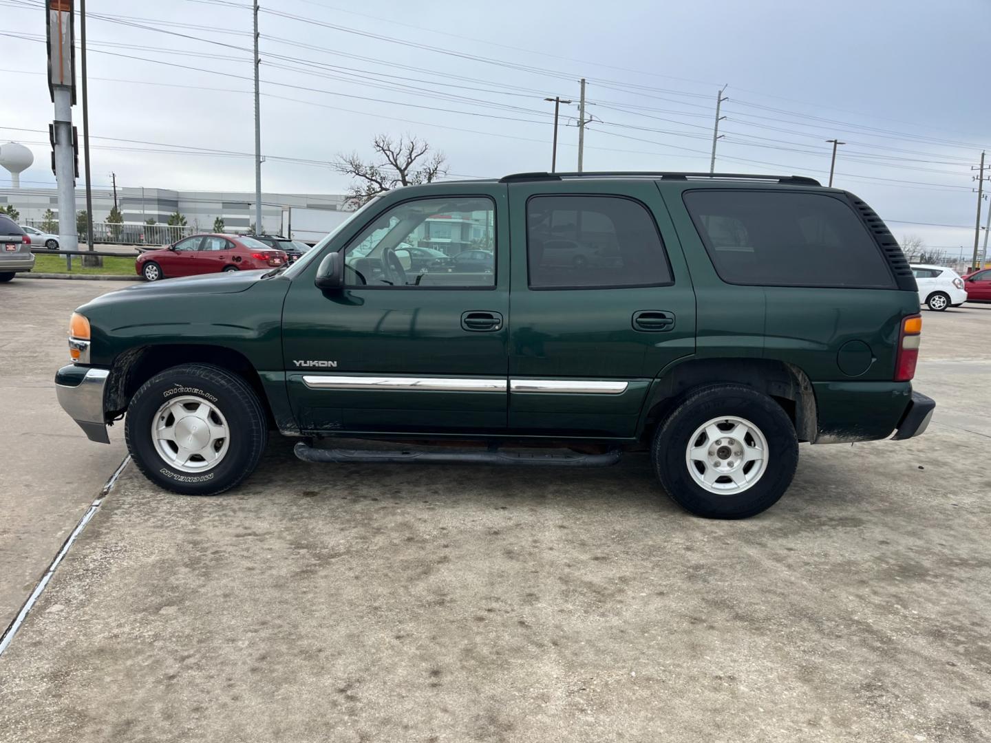 2004 green /TAN GMC Yukon 2WD (1GKEC13V94R) with an 4.8L V8 OHV 16V engine, 4-Speed Automatic Overdrive transmission, located at 14700 Tomball Parkway 249, Houston, TX, 77086, (281) 444-2200, 29.928619, -95.504074 - Photo#3